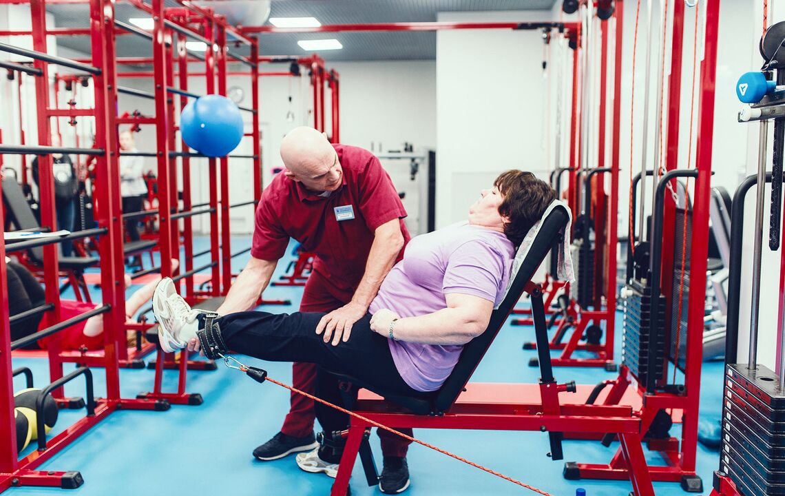 Exercises on a simulator for the treatment of gonarthrosis.