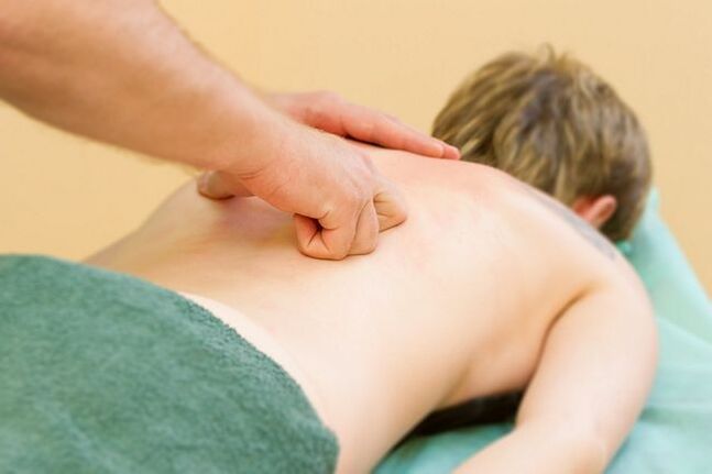 After the examination, specialists prescribe a special massage for the treatment of thoracic osteochondrosis. 